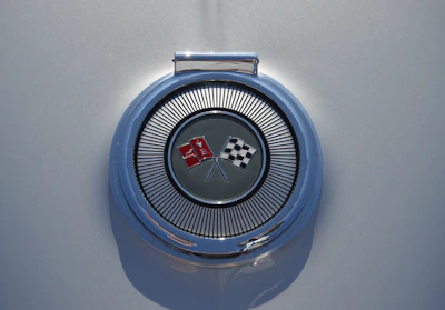 Emblem representing a messenger bag series with speed ratings highlighted.