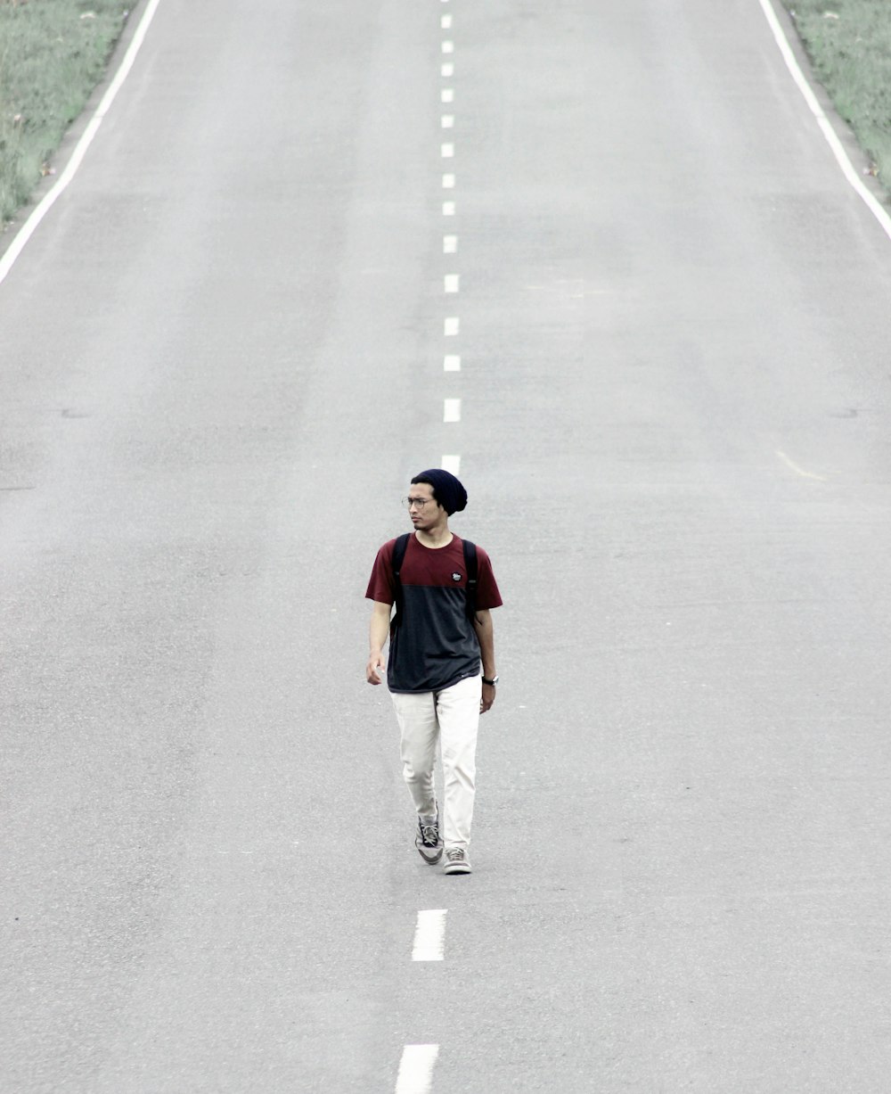 hombre que camina por la carretera durante el día