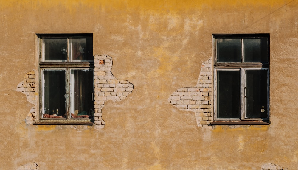 foto ravvicinata di due pannelli di vetro della finestra