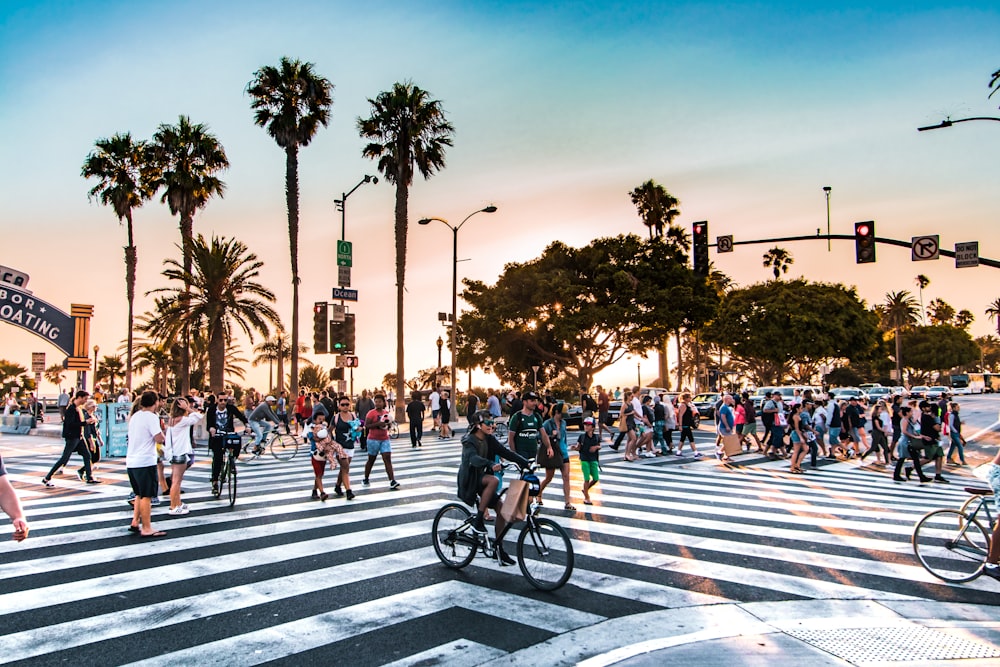 pessoas atravessando a rua