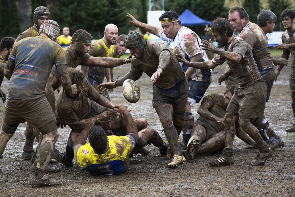 hommes jouant à un jeu pendant la journée