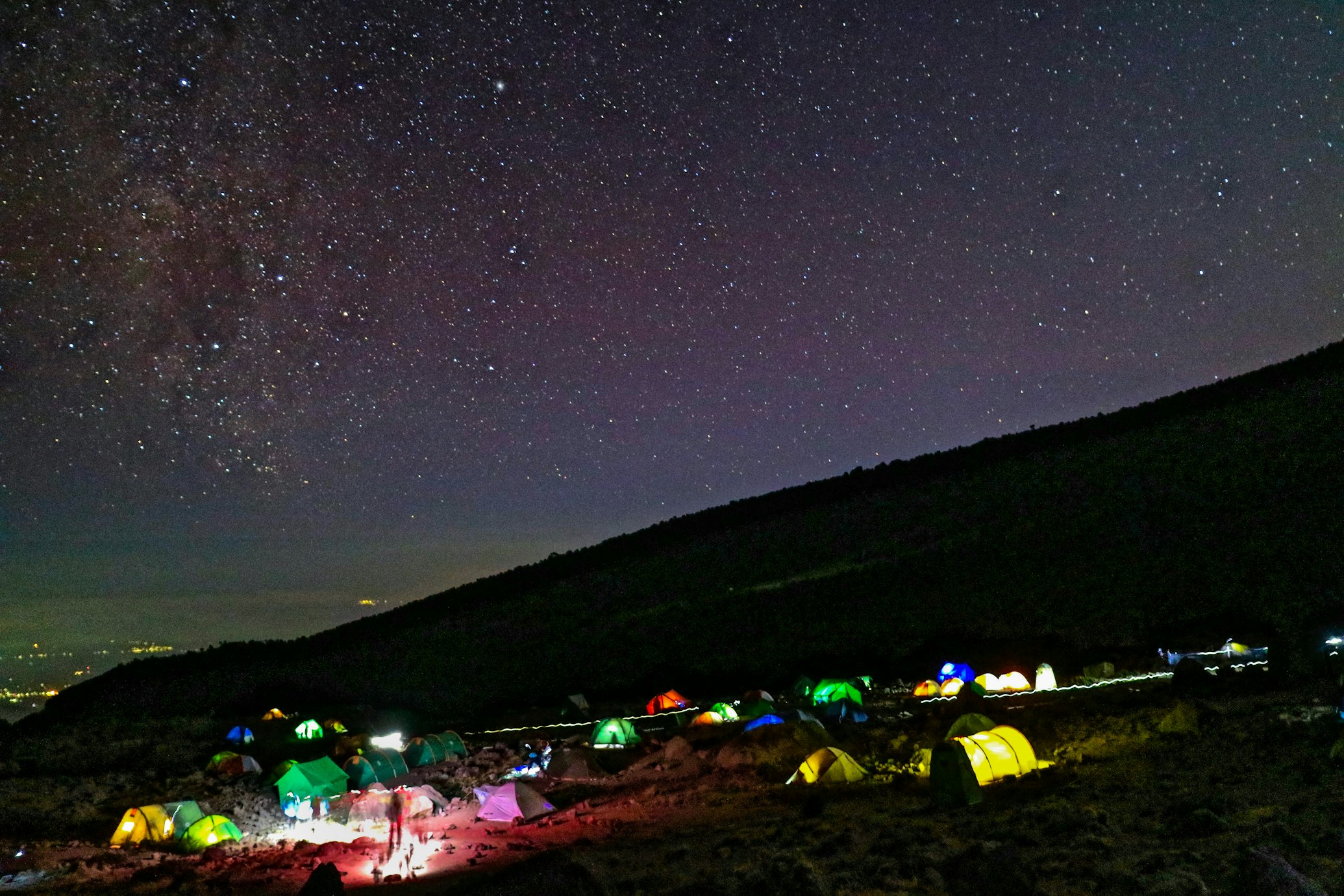 Tende dell'accampamento sul Kilimanjaro in una notte stellata