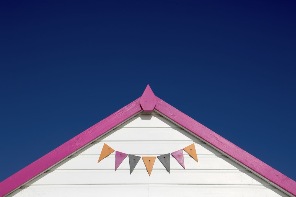 tetto della casa in legno bianco e rosa