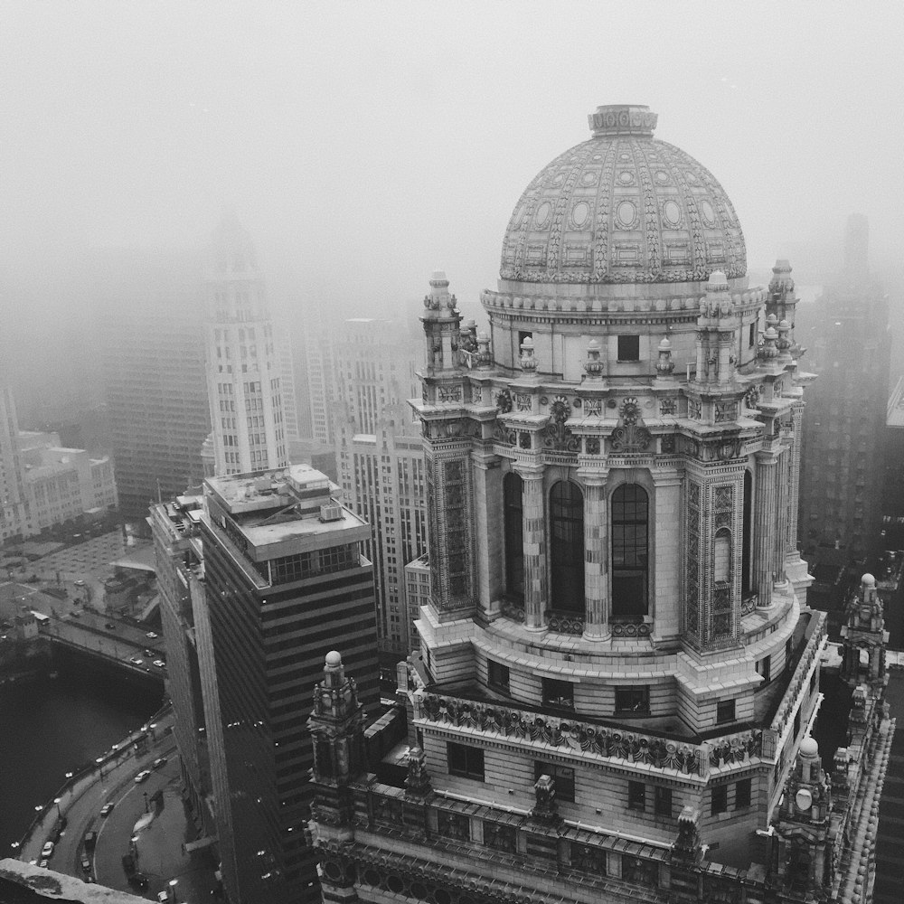 Foto aérea en escala de grises del edificio en la parte superior de la cúpula durante el día