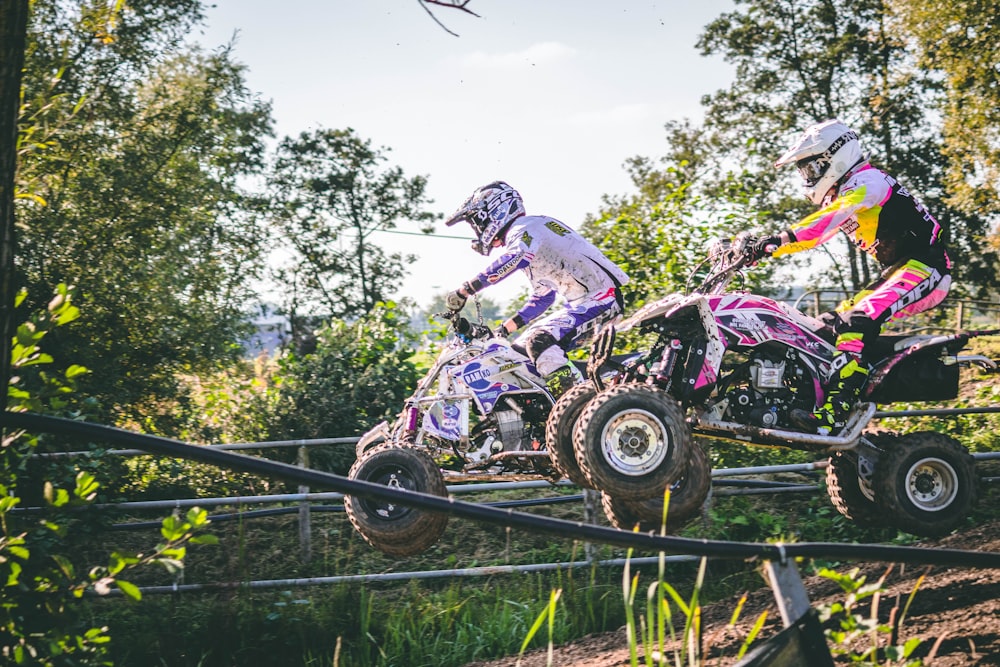 il pilota guida l'ATV