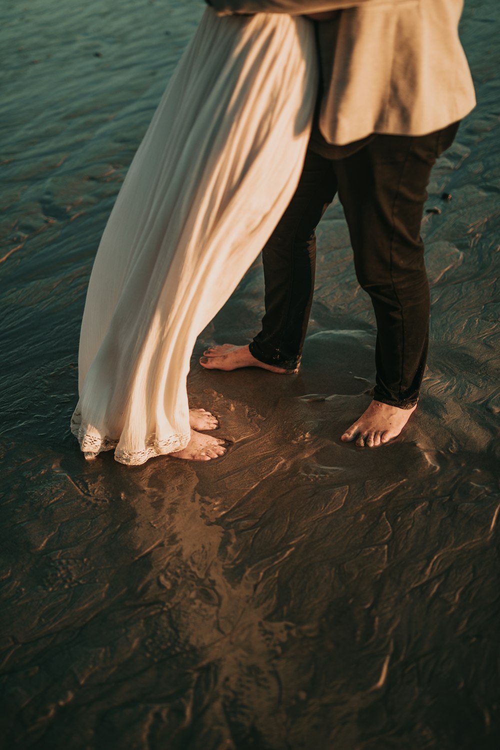 homem e mulher em pé corpo raso de água