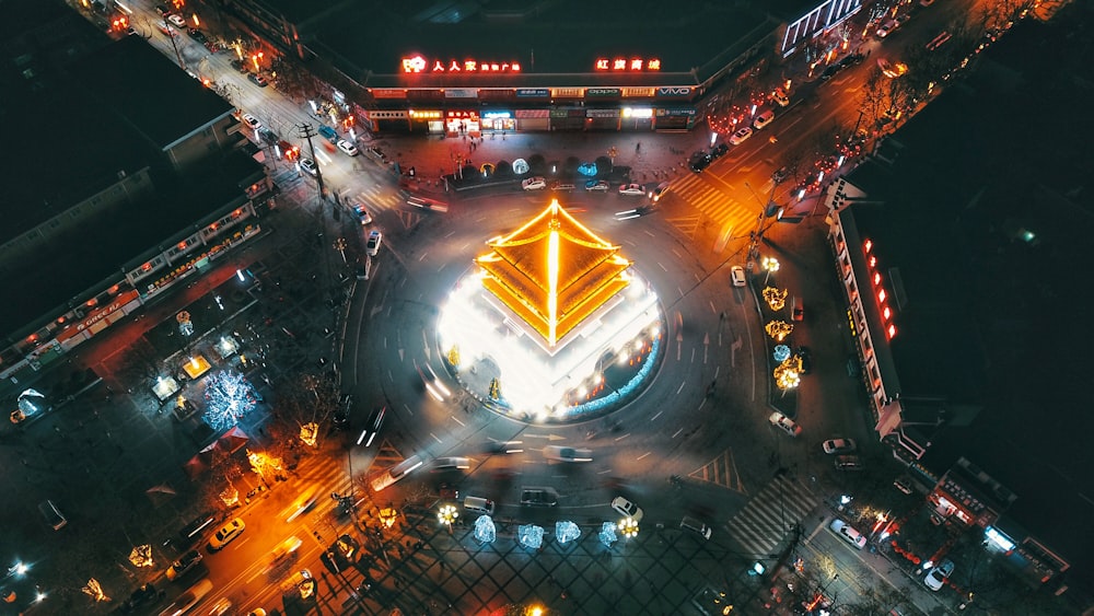 Fotografía de lapso de tiempo de cruce de camino con pagoda en el centro durante el día