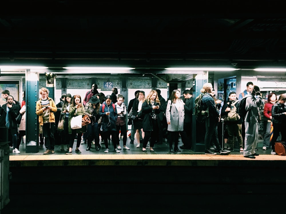 Gruppe von Menschen in der U-Bahn