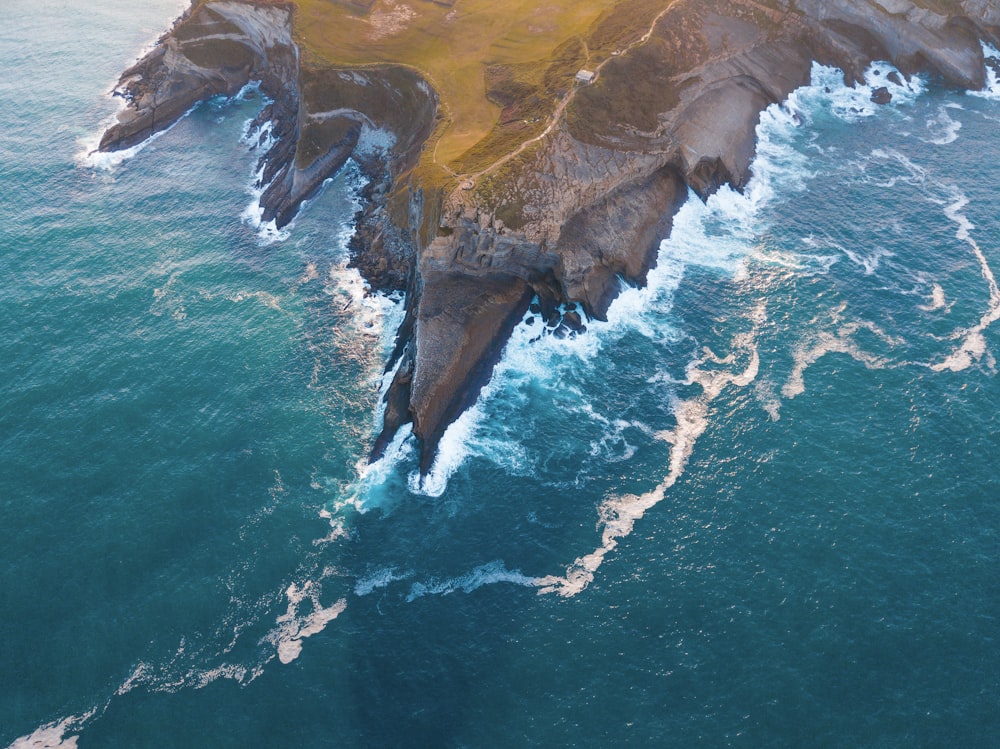 Fotografia de olho de pássaro da montanha perto do oceano