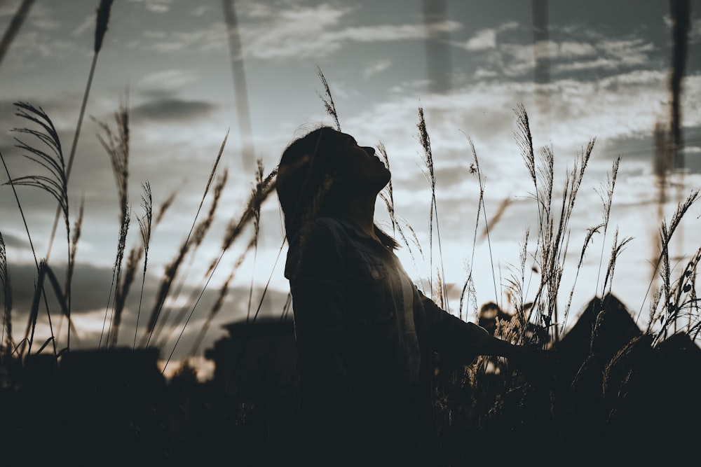 la donna si siede sull'erba durante l'alba