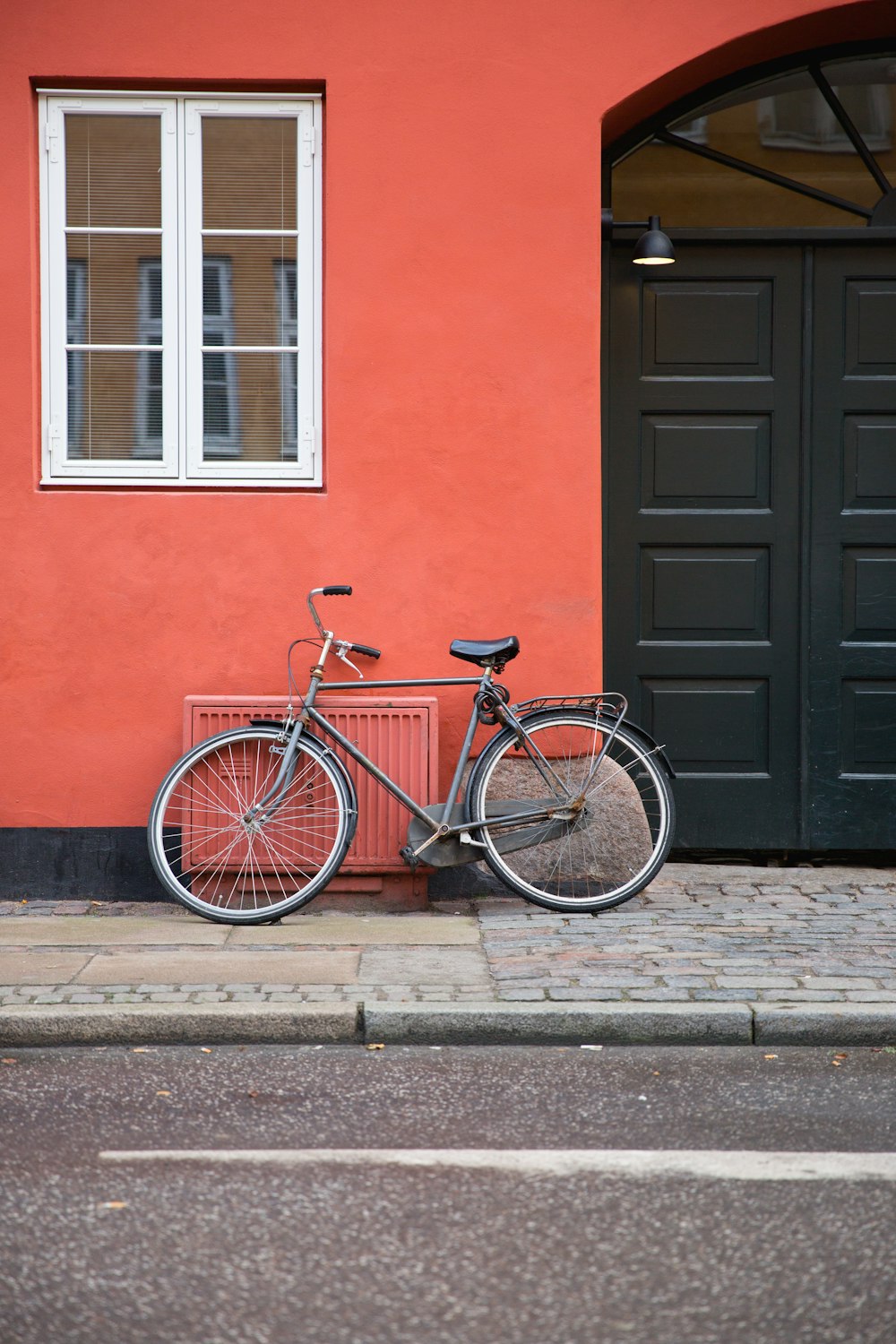 bicicletta nera per pendolari