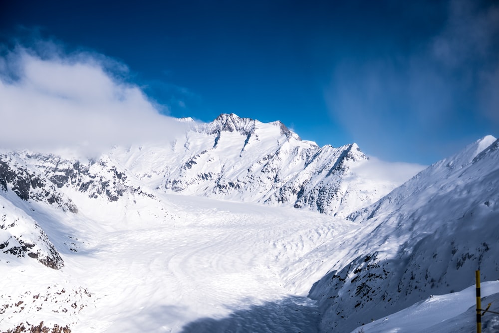 fotografia di paesaggio della montagna innevata