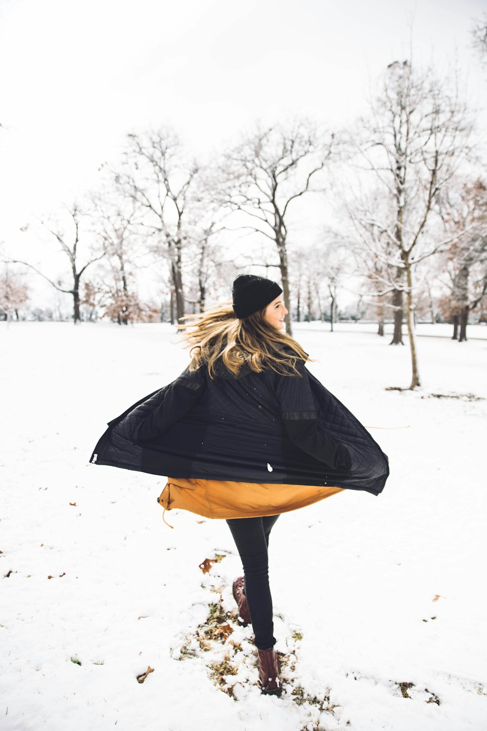 femme debout sur le champ enneigé