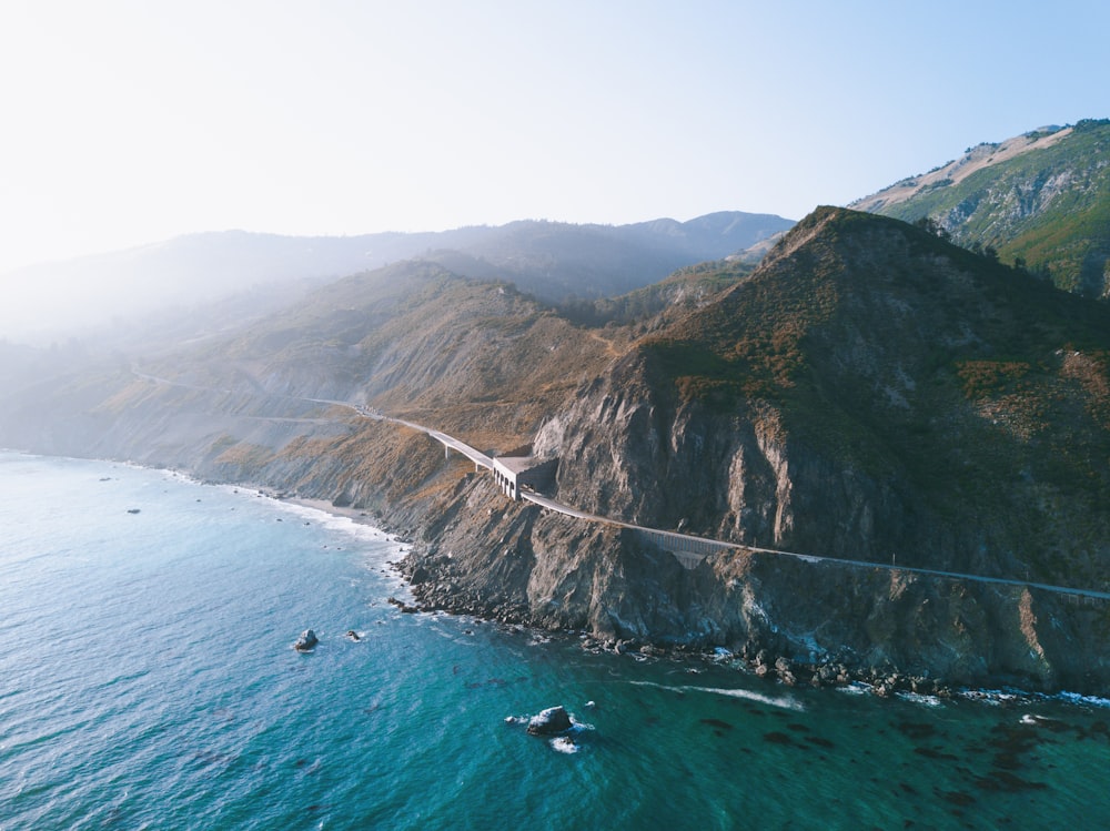 Fotografía de vista aérea de la montaña cerca del cuerpo de agua