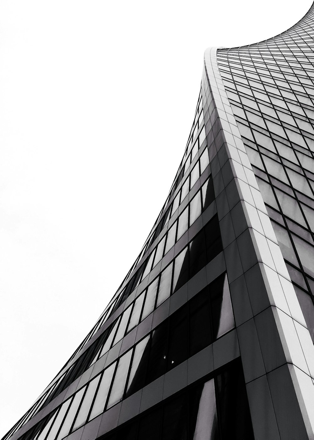 Fotografía de ángulo bajo de un edificio gris de gran altura