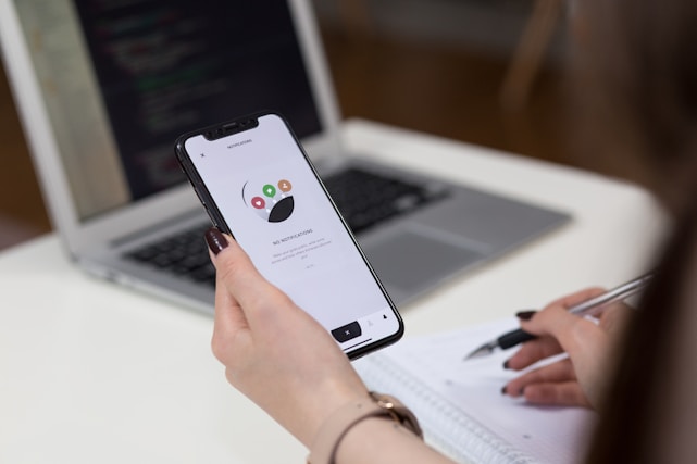 Persona con teléfono en la mano para contactar