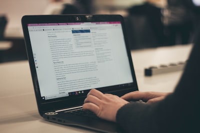 Dlaczego warto skorzystać z usług profesjonalnej agencji marketingowej? - person typing on laptop computer