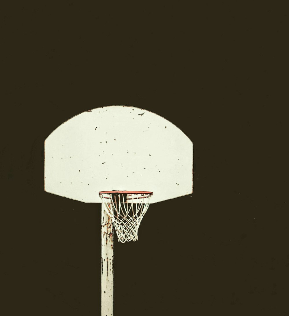 canasta de baloncesto blanca y marrón