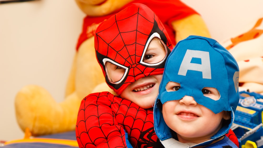 스파이더맨과 캡틴 아메리카 의상을 입은 아이들