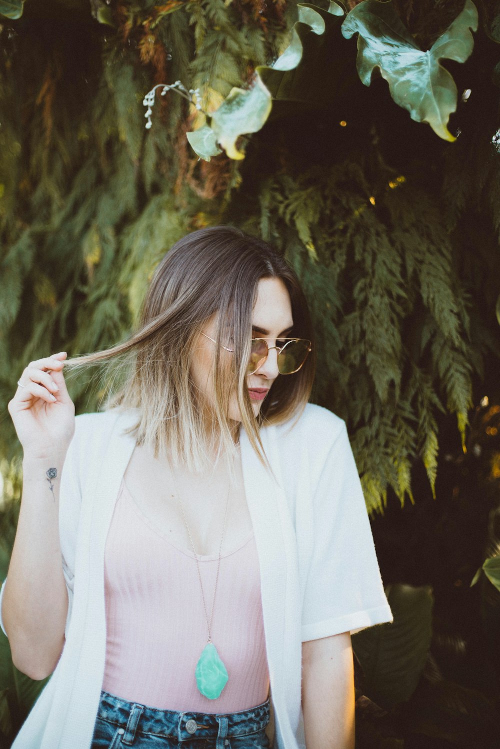 mujer sosteniendo su cabello mientras mira hacia los lados