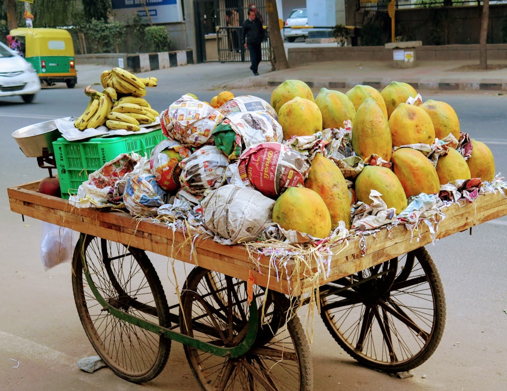 Fruits assortis sur étagère à fruits