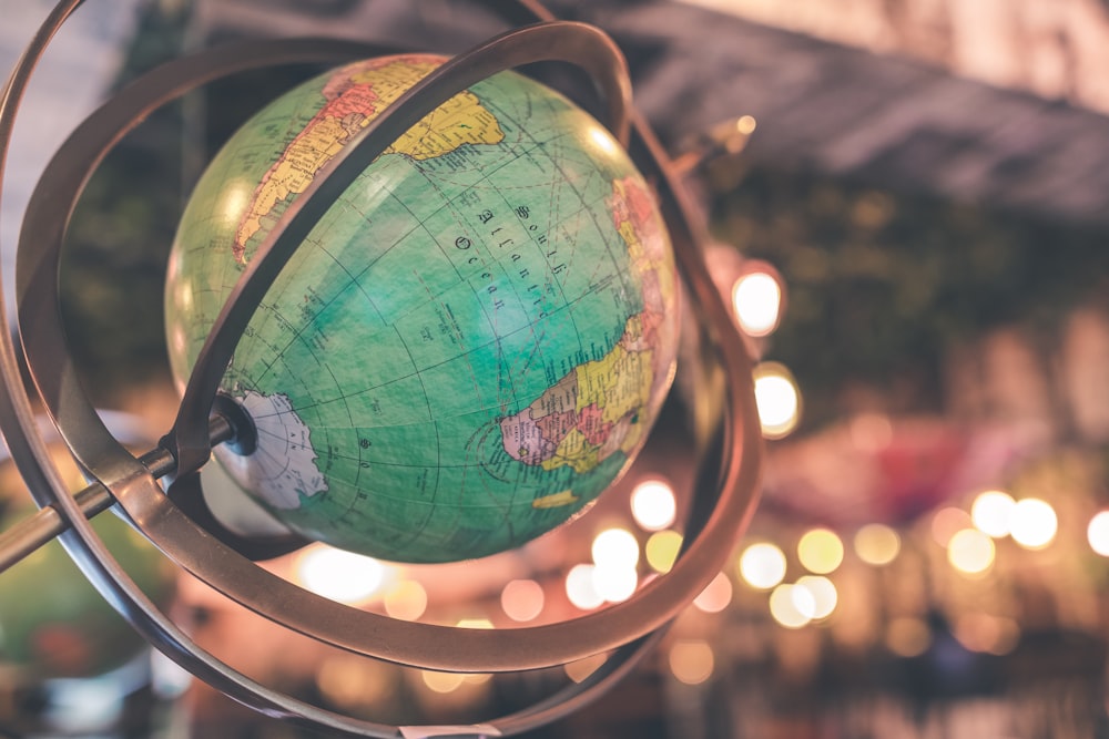 Fotografía de primer plano del globo terráqueo de escritorio azul y multicolor