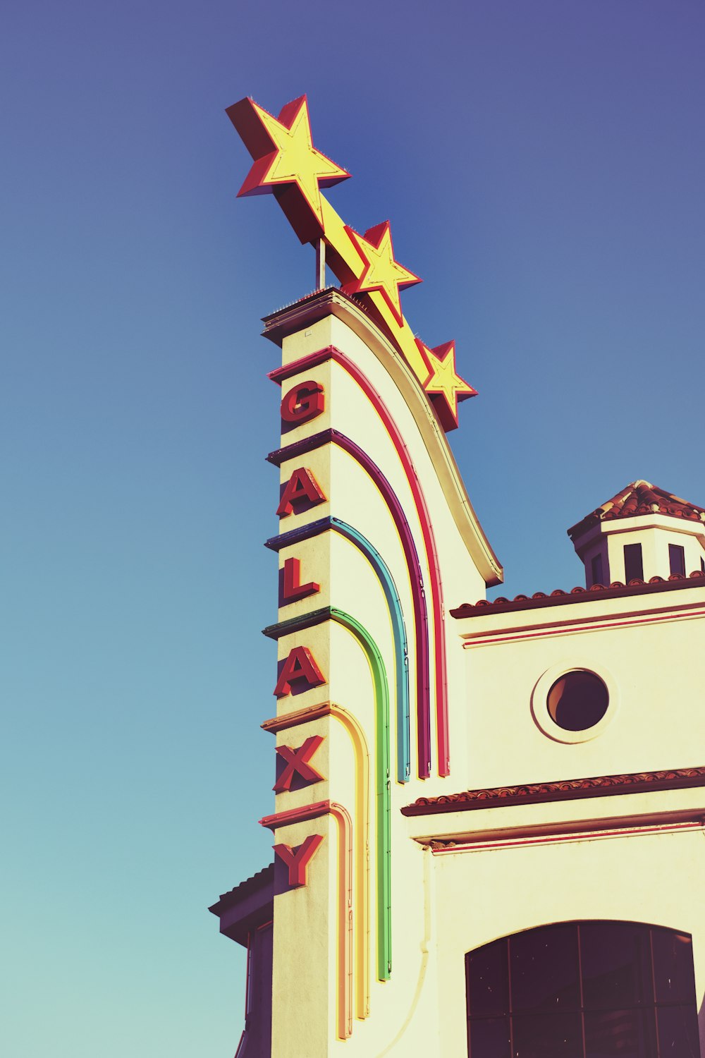 Un edificio con una estrella del arco iris en la parte superior