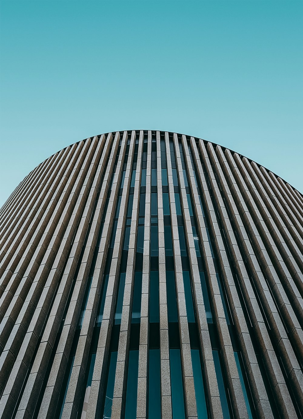 Foto de ángulo bajo del edificio del muro cortina durante el día