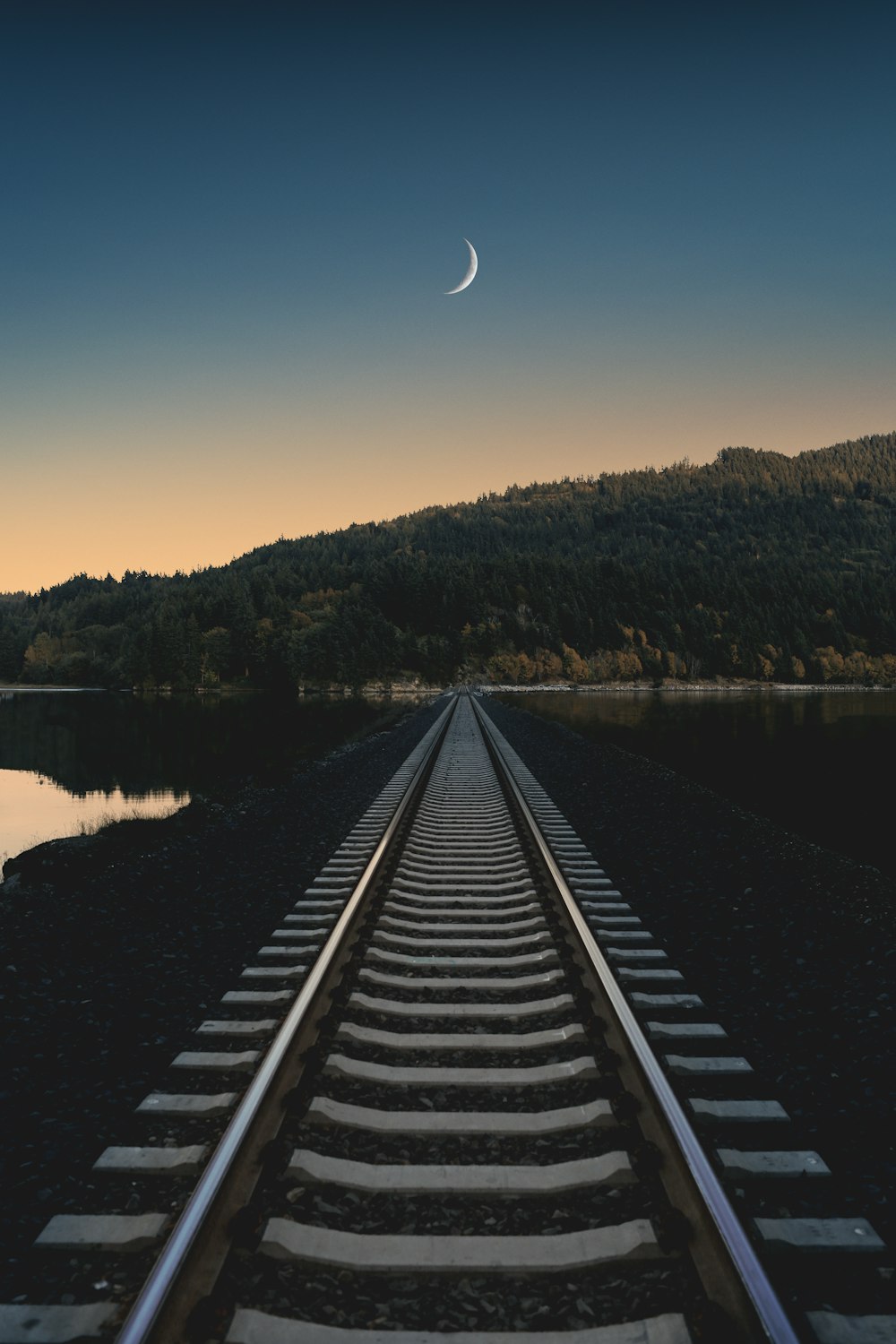 Ferrovia em direção à montanha sob o céu azul