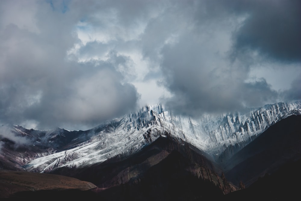 photographie de paysage de la chaîne de montagnes enneigée