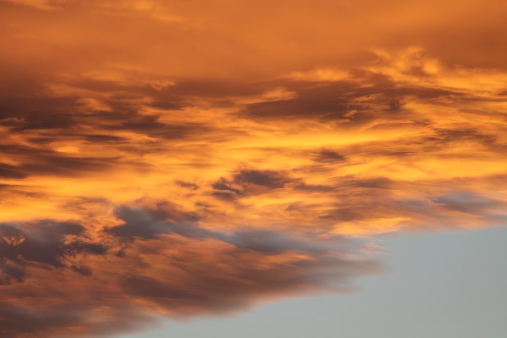 Foto di nuvole durante l'ora d'oro