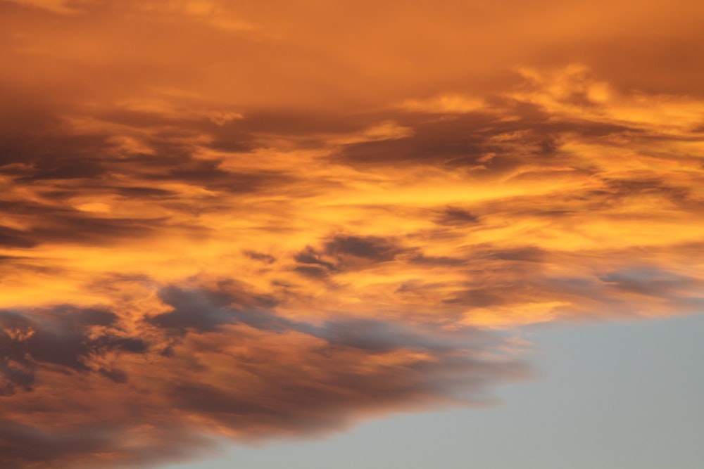 Foto de las nubes durante la hora dorada