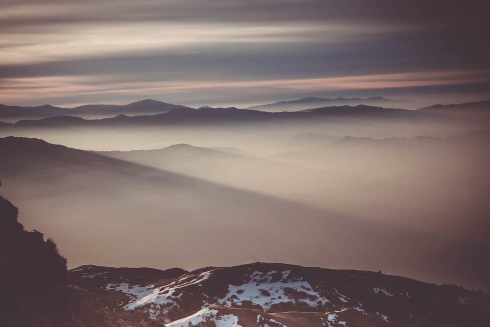 Brouillards dans les montagnes pendant l’heure dorée