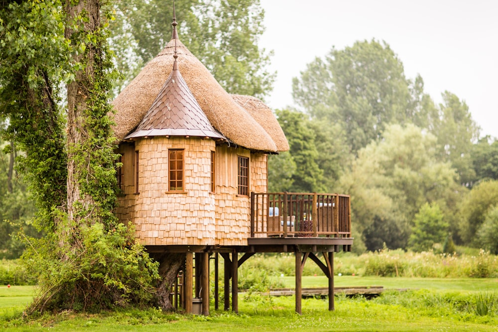 Braunes Holzhaus im flachen Fokus