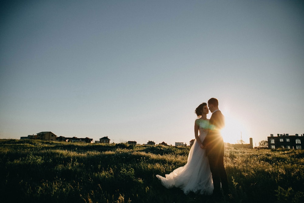 sposa e sposo sul campo di erba verde