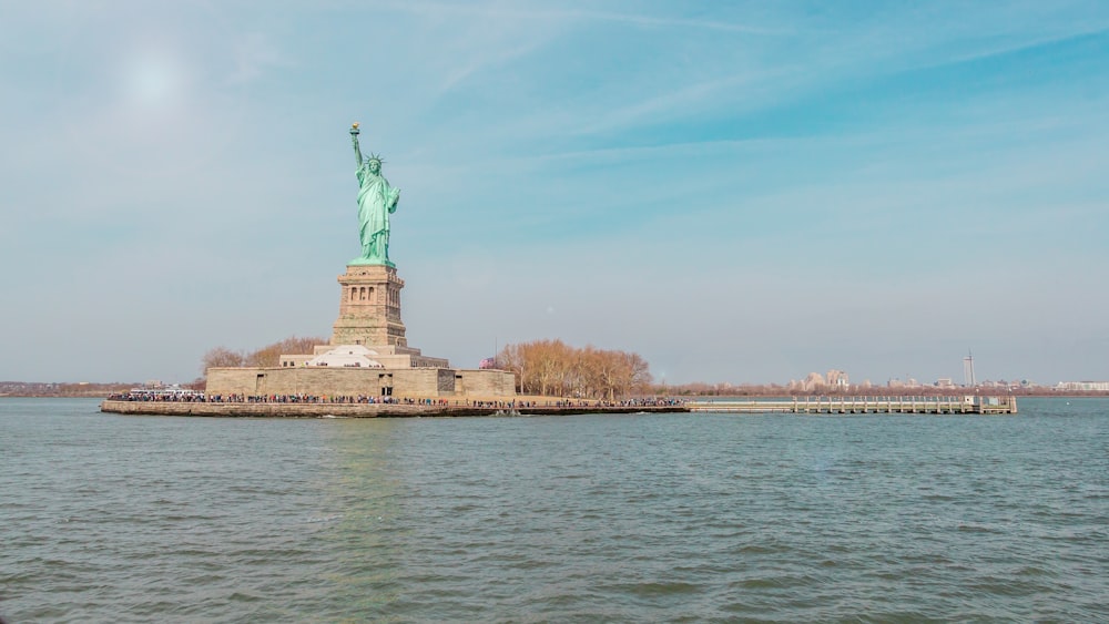 Statua della Libertà sull'isola circondata dall'acqua