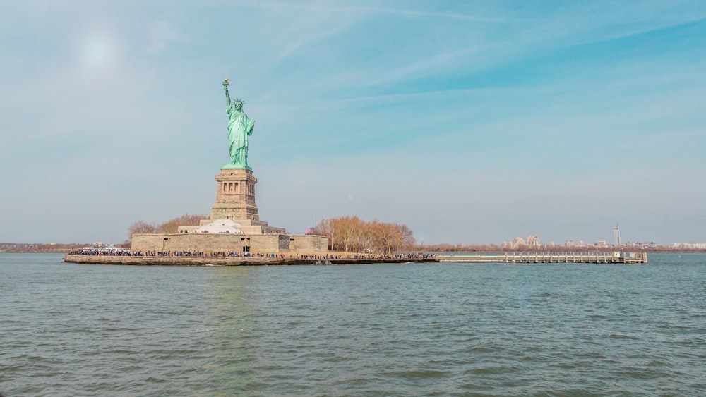 Estatua de la Libertad en la isla rodeada de agua