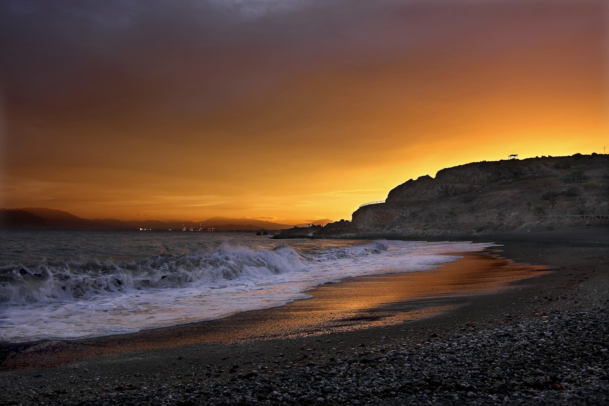 Tramonto sul mare da Playa Peñón del Cuervo in Spagna