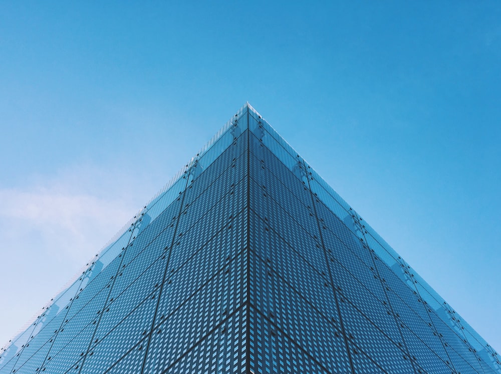 um edifício muito alto com um fundo do céu