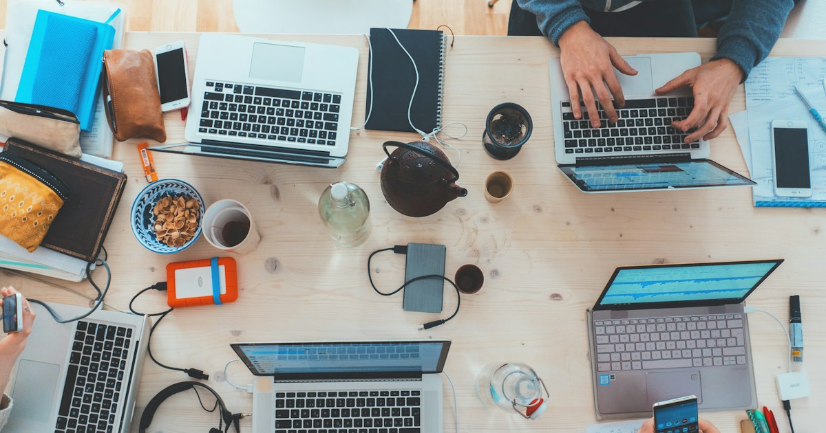 Gérer ses commandes en ligne quand on est seul à tout faire : outils et astuces pour solo-preneur africain