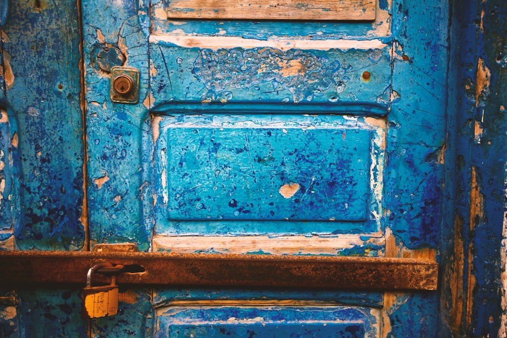 파란색 나무 닫힌 문의 초점 사진