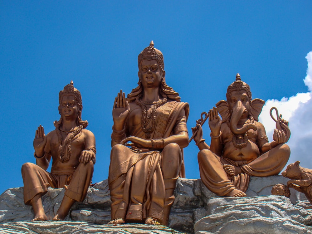 Estatua del Señor Ganesha bajo el cielo azul y blanco durante el día