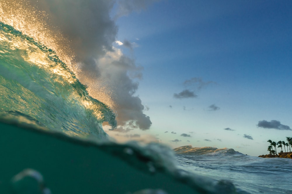 Foto vom Strand unter blauem Himmel