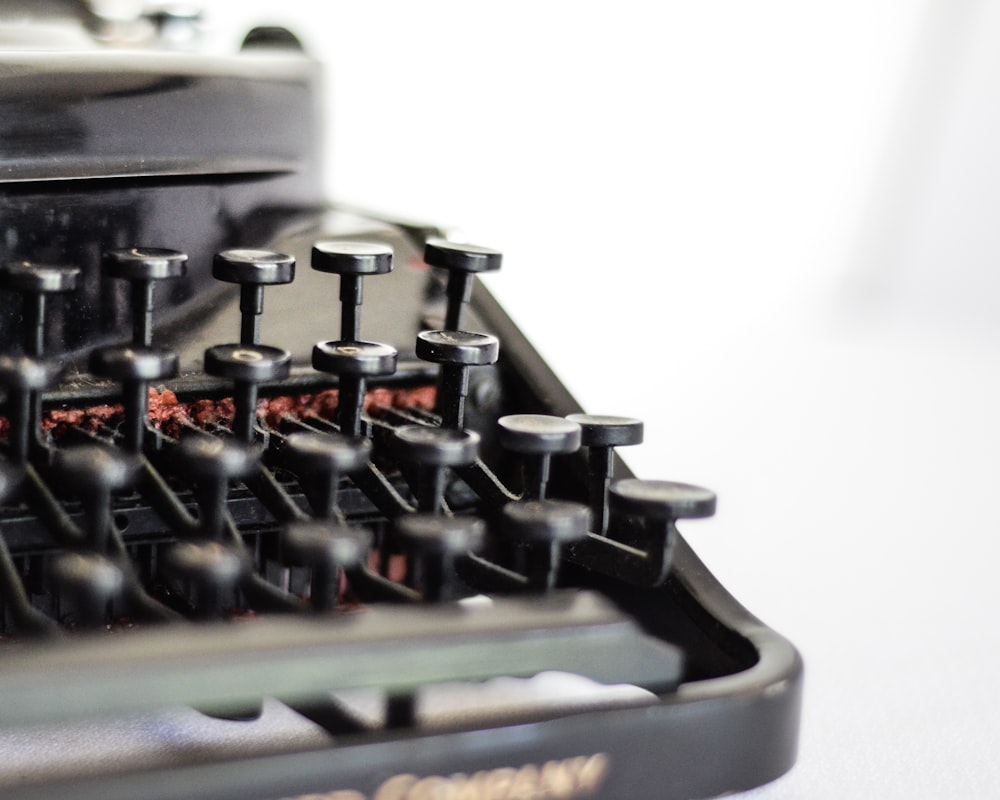 Fotografia de foco seletivo de teclas de máquina de escrever