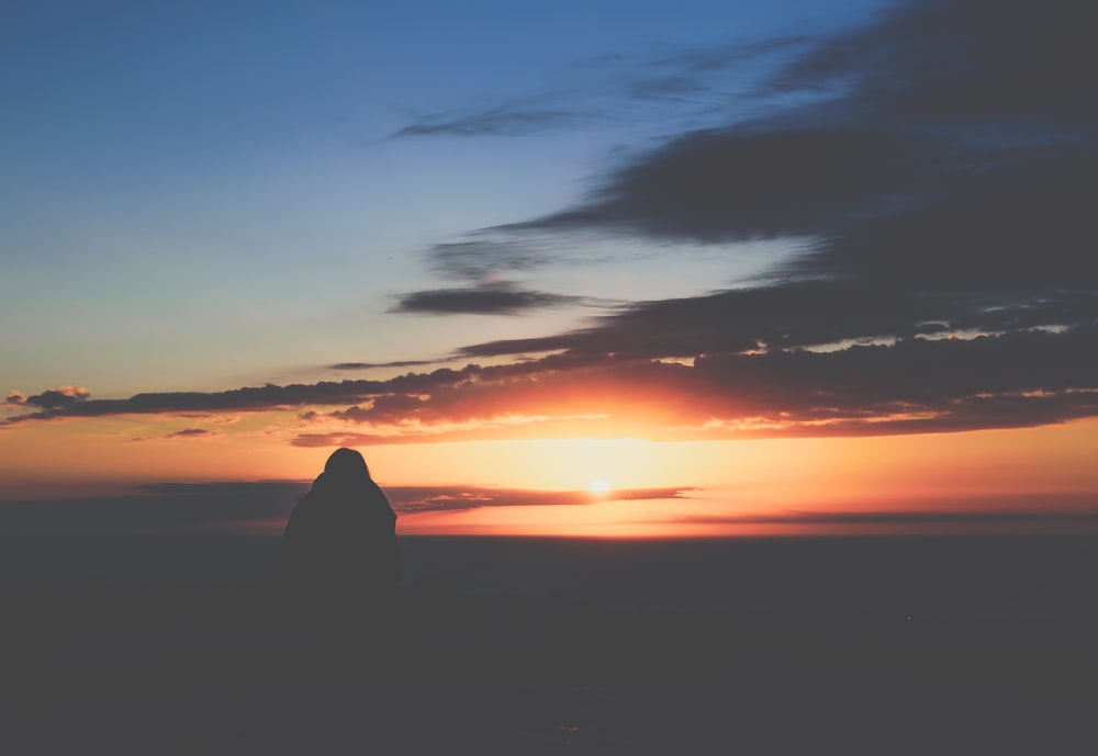 日没時の岩層のシルエット写真