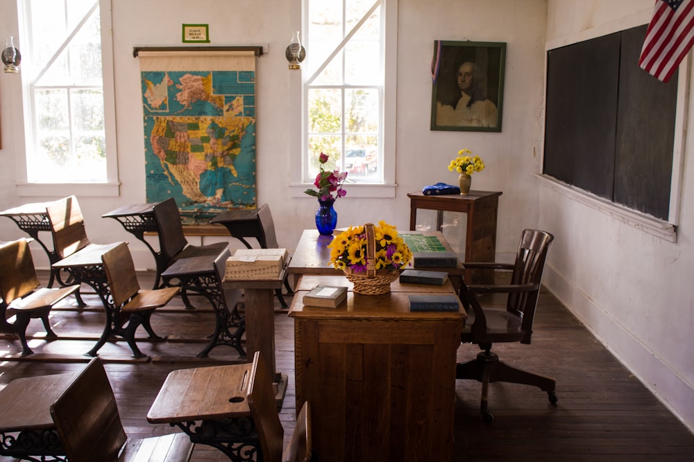 leeres, weiß gestrichenes Klassenzimmer mit Stühlen, Tischen und Karte an der Wand