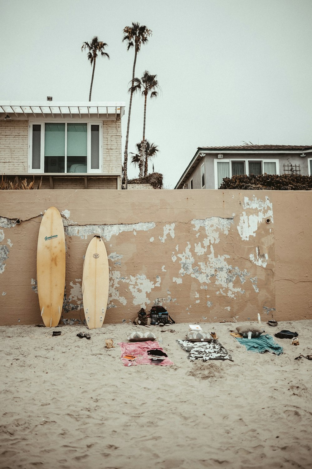 Beige Surfbretter an der Wand neben dem Strand