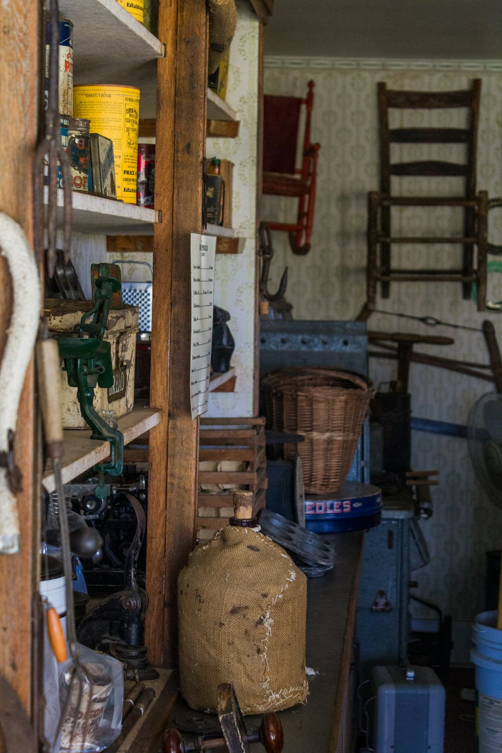 uma sala cheia de muita desordem e móveis