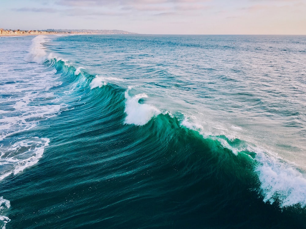 日中の波の風景写真