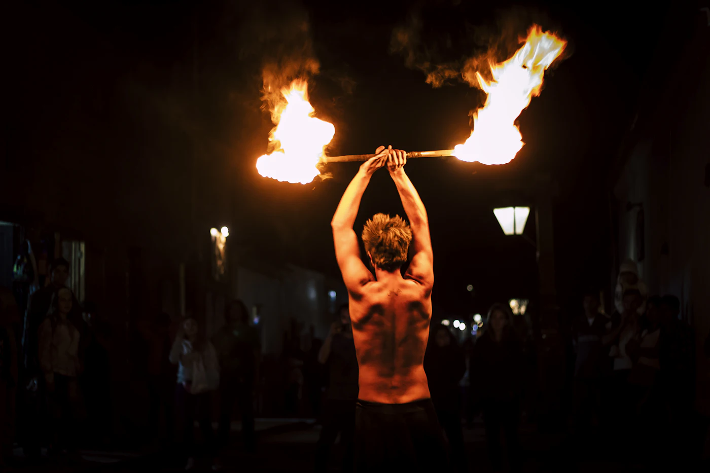 Feuerkünstler bei Nacht